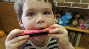 Ребёнок играет на губной гармошке Child playing harmonica
