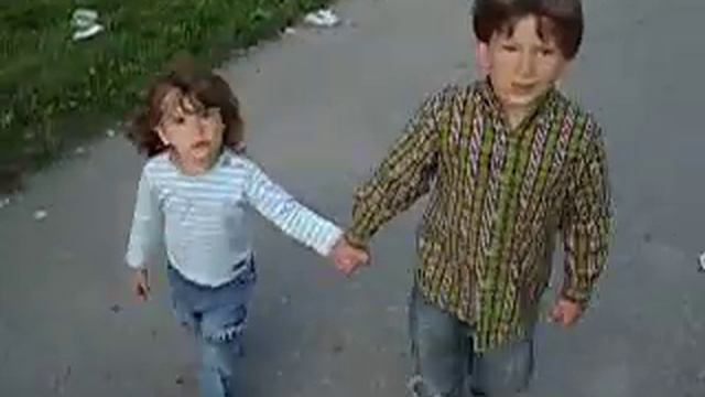 2006-08-18. Дети идут за ручки смотреть онлайн