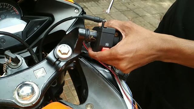 Kill Switch Installation Honda CBR150R | Motorcycle смотреть онлайн