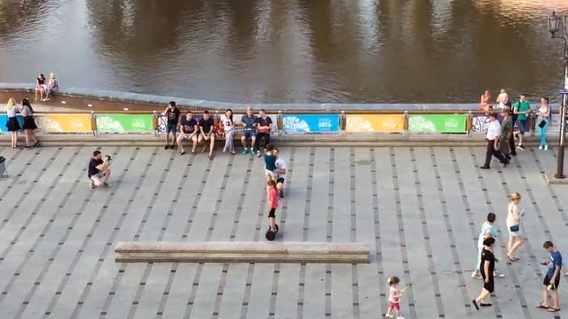 Парень сделал предложение девушке на набережной Тюмени смотреть онлайн