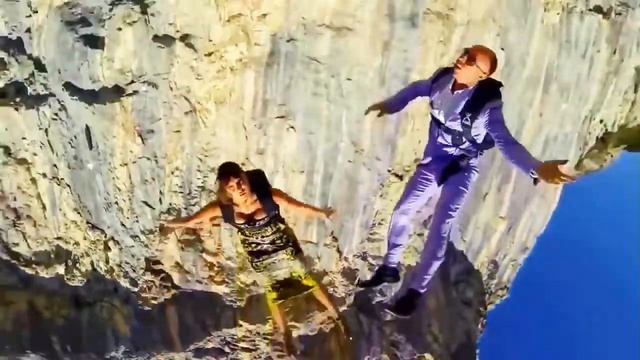 С КАКОЙ ВЫСОТЫ МОЖНО ПРЫГНУТЬ В ВОДУ И ВЫЖИТЬ смотреть онлайн