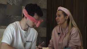 #01 МАКИЯЖ ВСЛЕПУЮ // ПАРЕНЬ ДЕЛАЕТ МНЕ МАКИЯЖ ЗАКРЫТЫМИ ГЛАЗАМИ