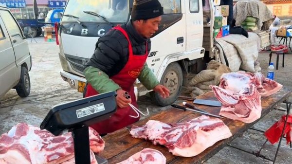 老孟農村大集賣豬肉，大早上被犟種惹生氣了，買賣沒辦法乾了一直發牢騷！【老孟立福vlog】