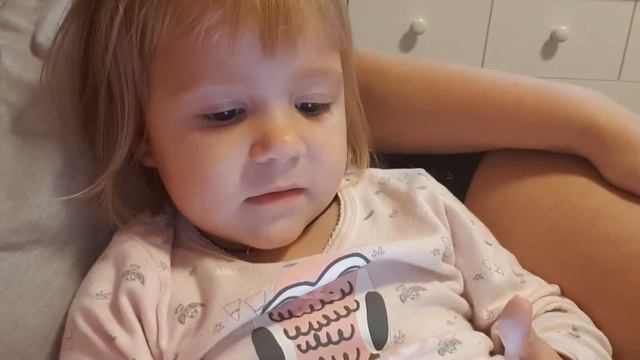 Двух летняя Леона поет песенку крокодила Гены смотреть онлайн