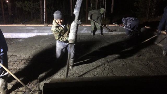 Устройство бетонного пола ночью в лесу