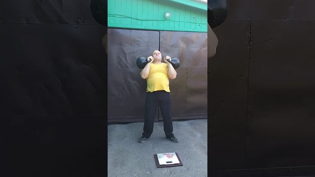 ЖИМ ДВУХ ГИРЬ 40КГ+40КГ СТОЯ НА 20РАЗ смотреть онлайн
