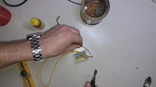 Паяем (лудим) скрутку при помощи горелки смотреть онлайн