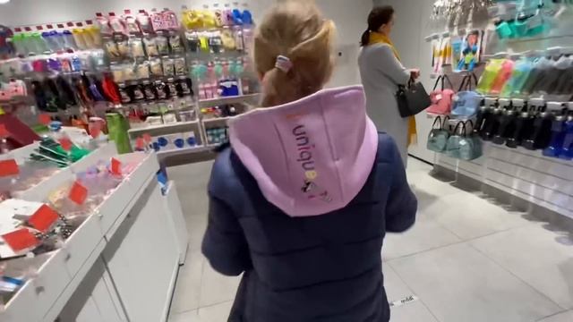 Алиса приехала в магазин за собачками! Но их не завезли ! Берём мини мялки антистресс ! Мили Ванили смотреть онлайн
