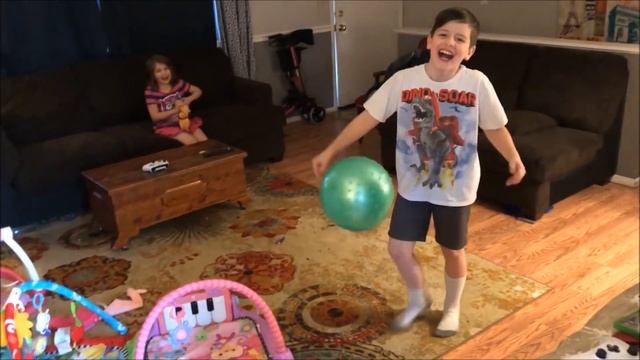 Kid Temper Tantrum Roasting Daddy - Stretch Armstrong Broke смотреть онлайн