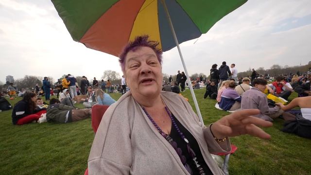 What People Are Wearing in London ft Hyde Park 420 смотреть онлайн