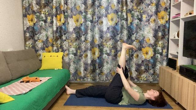 Утренний комплекс для любителей себя. Мягкая йога с расслаблением в конце. смотреть онлайн