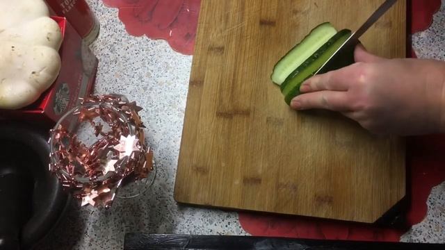 Салат из консервированной горбуши и зелёного горошка. Новогодний стол 2022! смотреть онлайн