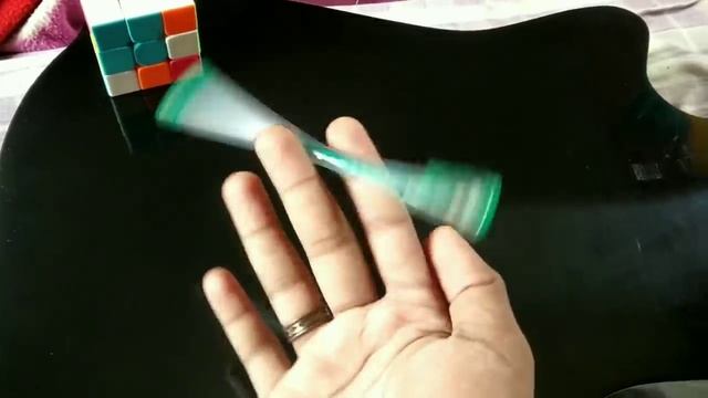 how to spin a pen with fingers ||how to rotate a pen || अपने उंगली से पेन घुमाना कैसे सीखें смотреть онлайн