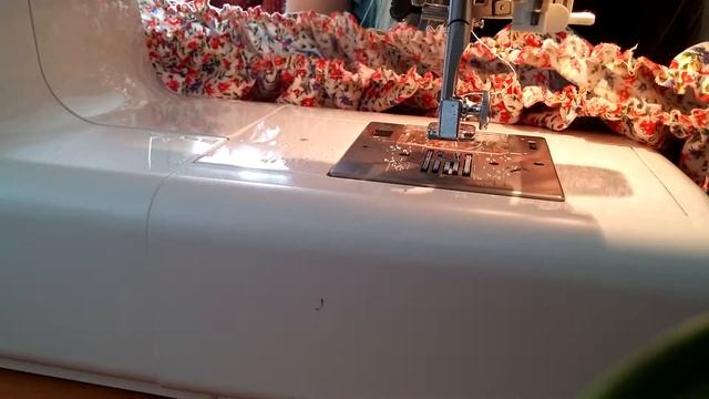 Как использовать лапку для присборивания. Как сделать сборку на ткани. смотреть онлайн