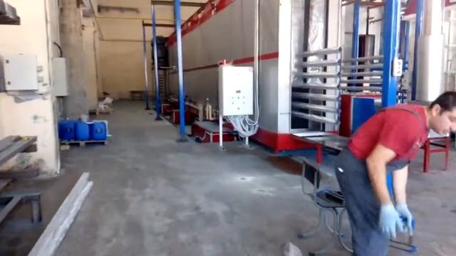 Загрузка столбов на покрасочный конвейер смотреть онлайн