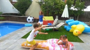 Катя Макс и НЮСЯ ТВ играют в ПОЛ это ЛАВА CHALLENGE / Floor Is LAVA