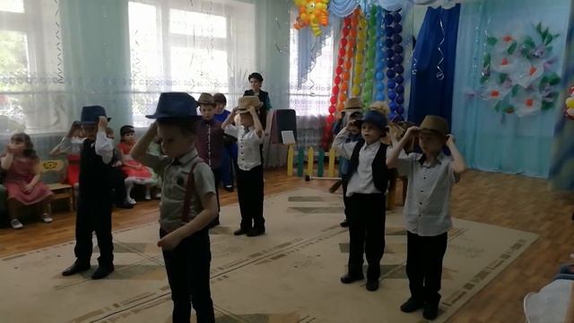 Танец мальчишек с шляпами смотреть онлайн