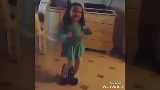 Маленькая девочка танцует Вите надо выйти смотреть онлайн