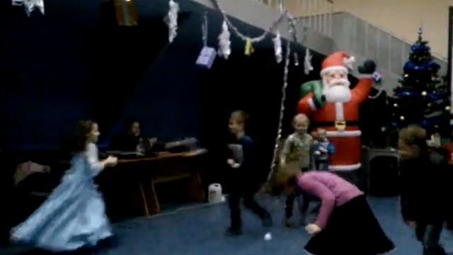 Детская подвижная игра снежки. На празднике Святого Николая. смотреть онлайн