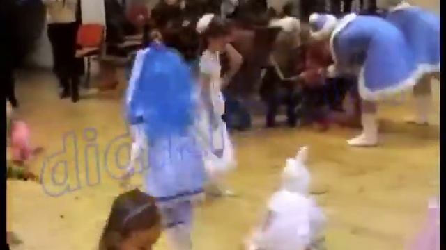 Дед Мороз Киев играет в Снежки с детьми смотреть онлайн