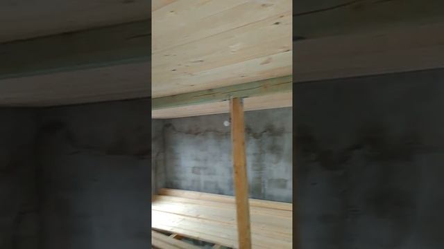 Потолок обшили шпунтованной доской.