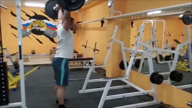 Старый Извращенец приседает 110 кг со штангой над головой средним хватом, неудачный подход! смотреть онлайн