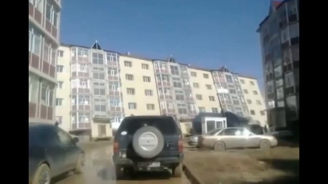 Невероятно мощьный поток воздуха сносит дом смотреть онлайн