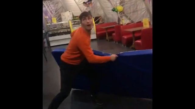 Тренер подстрахует)))) Батуты.Спорт.Батутный центр "Апельсин" Балашиха смотреть онлайн