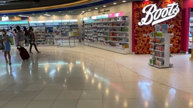 Domestic terminal gateway area. No food! смотреть онлайн