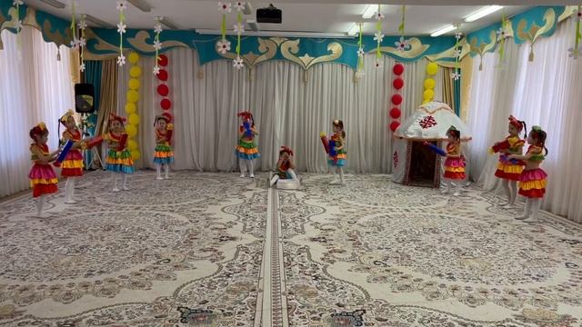 Танец "Конфеты" танцевальная группа "Коркемай" детского сада 42, хореограф Шарипова РН смотреть онлайн