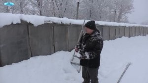 Срочно чистим теплицу от снега!