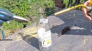 Как согнуть без особого труда стеклянную бутылку не применяя сложный инструмент.