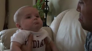 Папа плачет, ребенок в глубочайшем огорчении