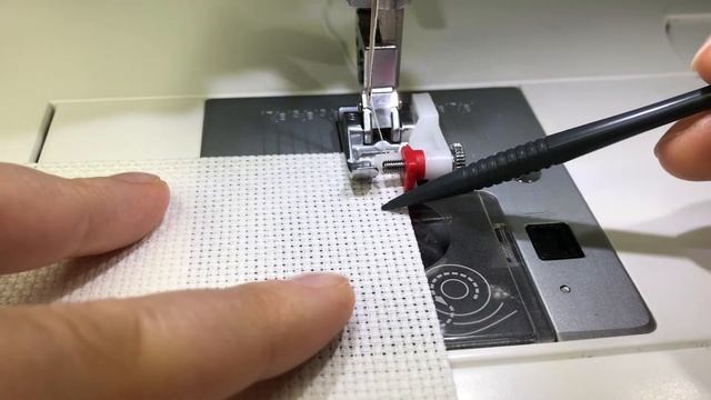 О лапке для оверлочных строчек и потайной подгибки. Часть 1 смотреть онлайн