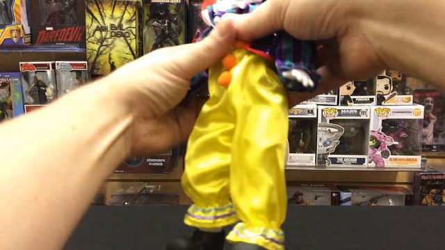 Обзор фигурки Пеннивайза — Mezco It Living Dead Dolls Pennywise Review