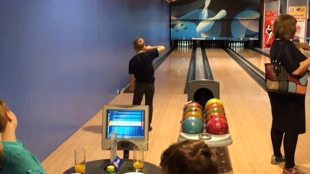 Вадим и компания. Играем в боулинг / bowling смотреть онлайн
