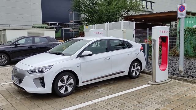 Суперчарджер Tesla, как зарядить любой электромобиль через мобильное приложение Tesla по всей Европ смотреть онлайн