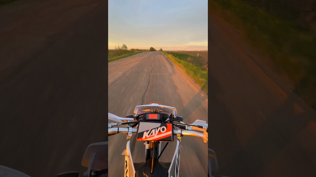 Покатушка на закате #покатушки #эндуро #мотард #kayot2 #вайб #закат #kayo #vikamotors смотреть онлайн