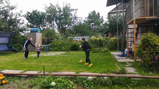 В прохладный летний день греемся как можем. Играем на даче в футбол))) смотреть онлайн