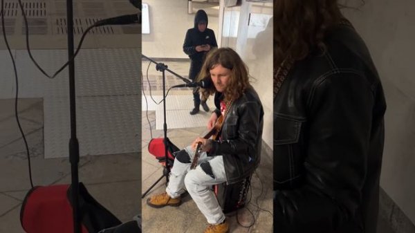 Курт Кобейн поет песню Летова