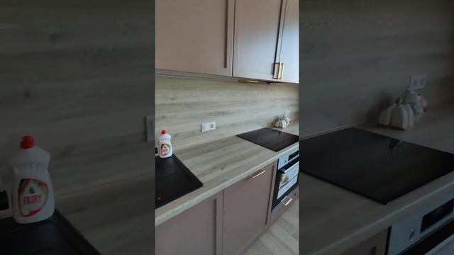 Классическая, современная кухня с МДФ крашеного цвета Капучино.Столешница и фартук под дерево. смотреть онлайн
