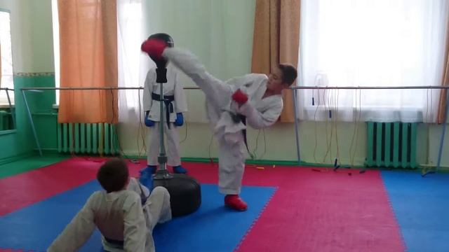 Удары ногами смотреть онлайн