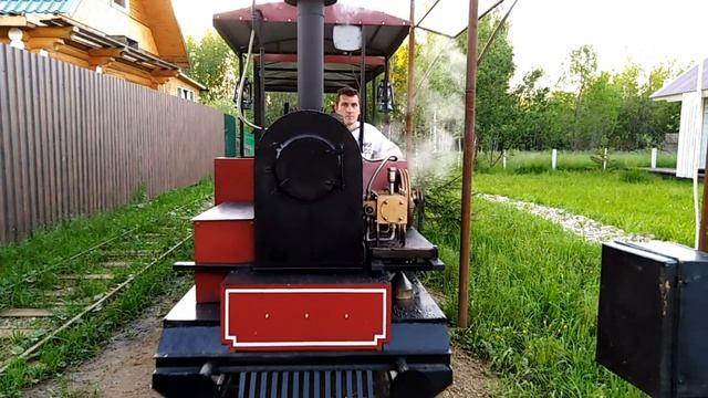 Дружеские катания на поезде / узкоколейка / narrow gauge / садовая железная дорога / паровоз на дач смотреть онлайн