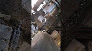 проточка канавок под стопорные кольца в поршне...