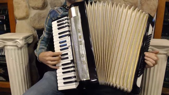 2356 - Black Hohner Lucia III Piano Accordion 37 96 LMM $995 смотреть онлайн