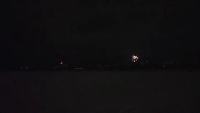 Новогодний Салют 2021 Омутнинск .Вид с пруда. ЛЕдяные фигуры на площади ОМЗ 2 января смотреть онлайн