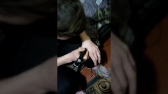 Сам себе первую тату на руке в домашних условиях!!