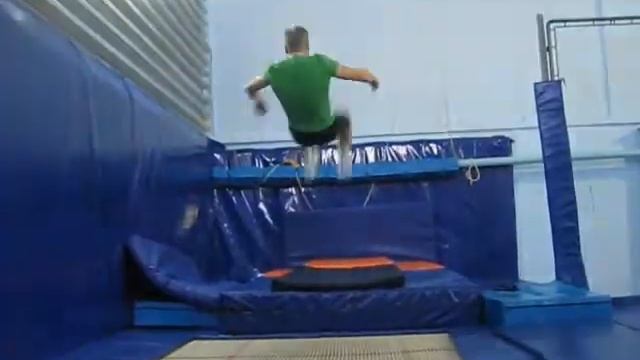 Сальто на батуте. Первые попытки. смотреть онлайн