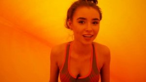 ЗАЛЕЗЛА В ОГРОМНЫЙ НАДУВНОЙ ШАР И НАРИСОВАЛА РИСУНОК