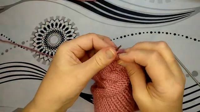 Вяжем женскую шапку узором "плетёнка". смотреть онлайн